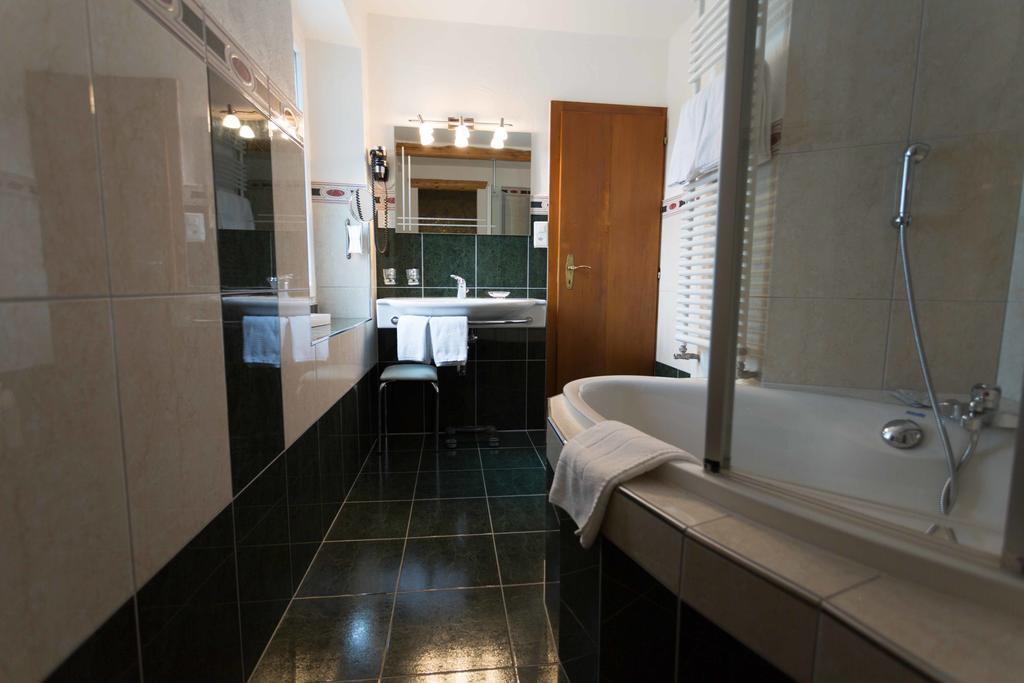 Hotel De La Truite & Spa Le Petit Nautilus Le Pont Room photo